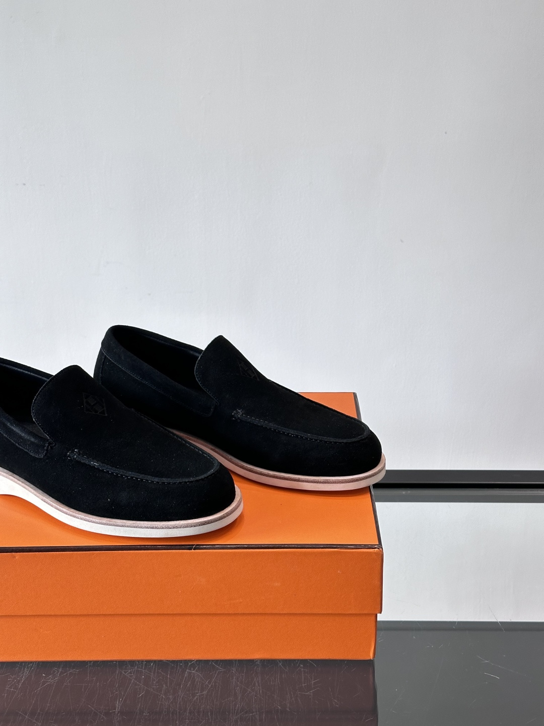 H爱马仕男士麂皮乐福鞋，采用柔软牛反绒，质感细腻，穿着超舒适。经典一脚蹬设计，搭配白色橡胶鞋底，简约又高