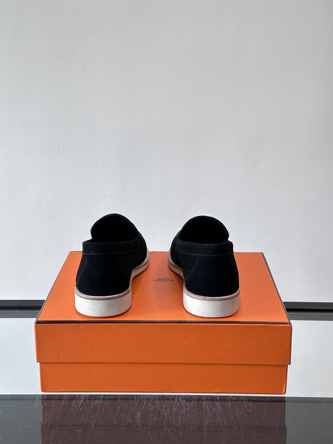 H爱马仕男士麂皮乐福鞋，采用柔软牛反绒，质感细腻，穿着超舒适。经典一脚蹬设计，搭配白色橡胶鞋底，简约又高