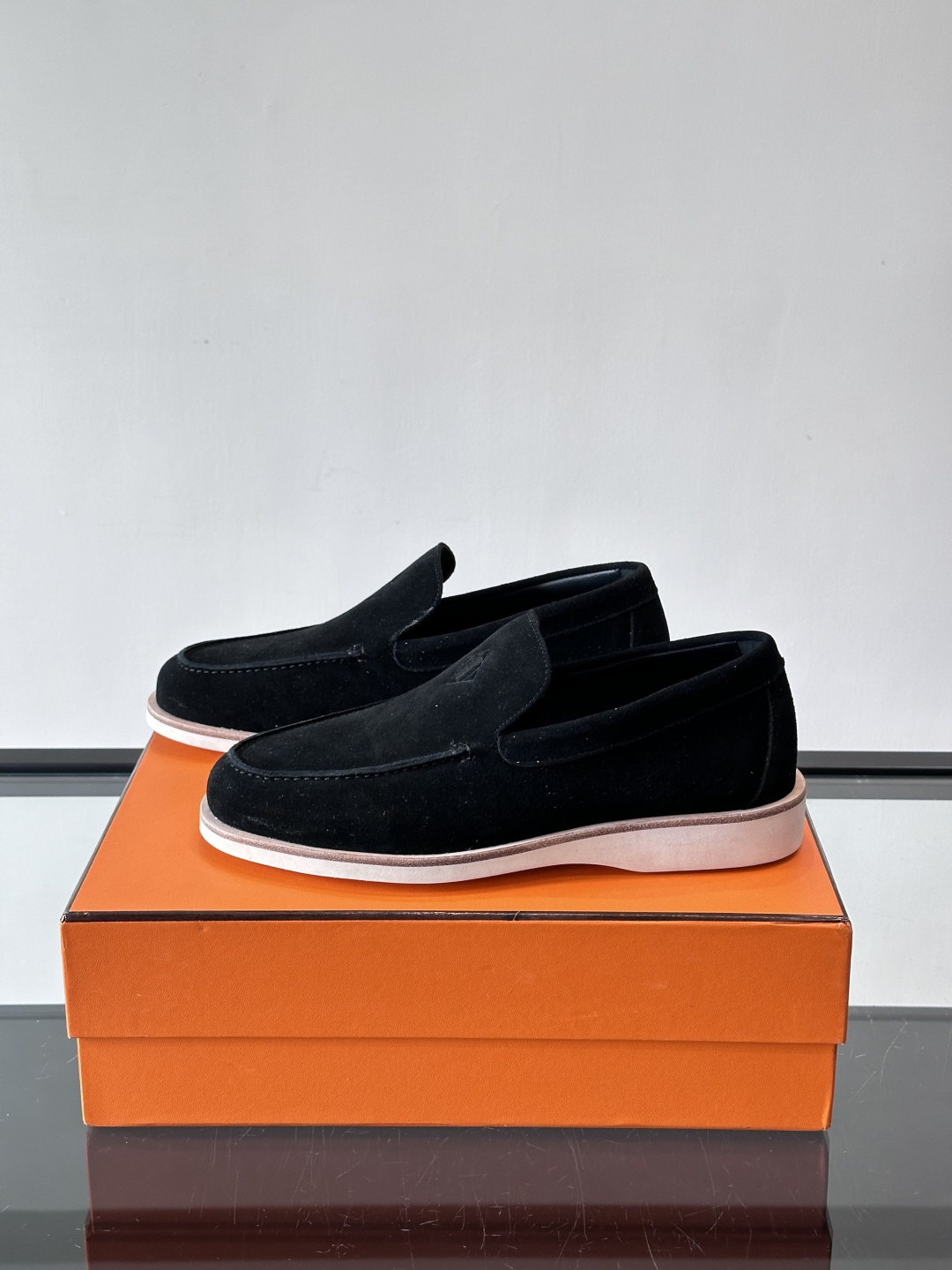 H爱马仕男士麂皮乐福鞋，采用柔软牛反绒，质感细腻，穿着超舒适。经典一脚蹬设计，搭配白色橡胶鞋底，简约又高