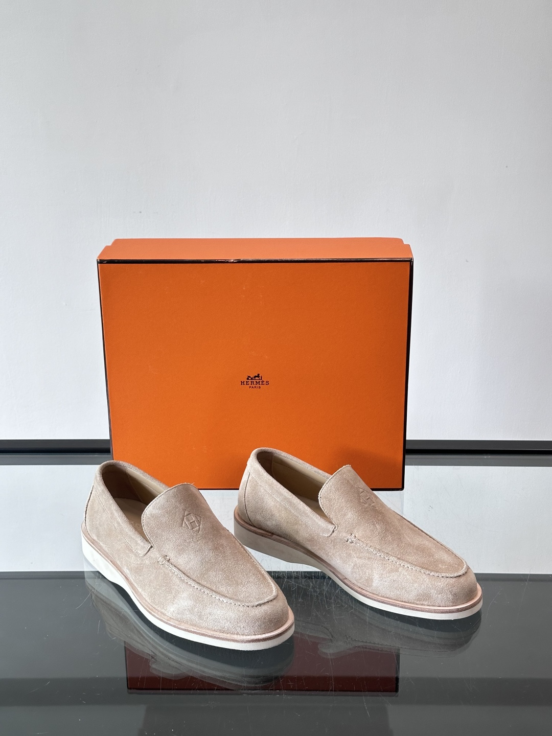 H爱马仕男士麂皮乐福鞋，采用柔软牛反绒，质感细腻，穿着超舒适。经典一脚蹬设计，搭配白色橡胶鞋底，简约又高