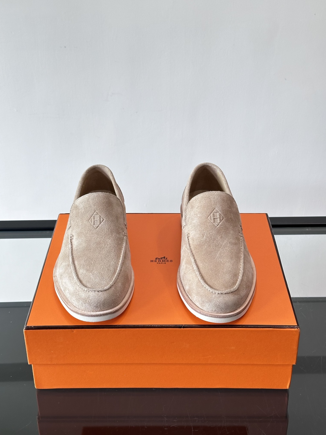 H爱马仕男士麂皮乐福鞋，采用柔软牛反绒，质感细腻，穿着超舒适。经典一脚蹬设计，搭配白色橡胶鞋底，简约又高