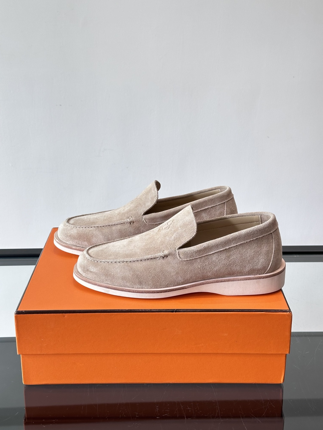 H爱马仕男士麂皮乐福鞋，采用柔软牛反绒，质感细腻，穿着超舒适。经典一脚蹬设计，搭配白色橡胶鞋底，简约又高