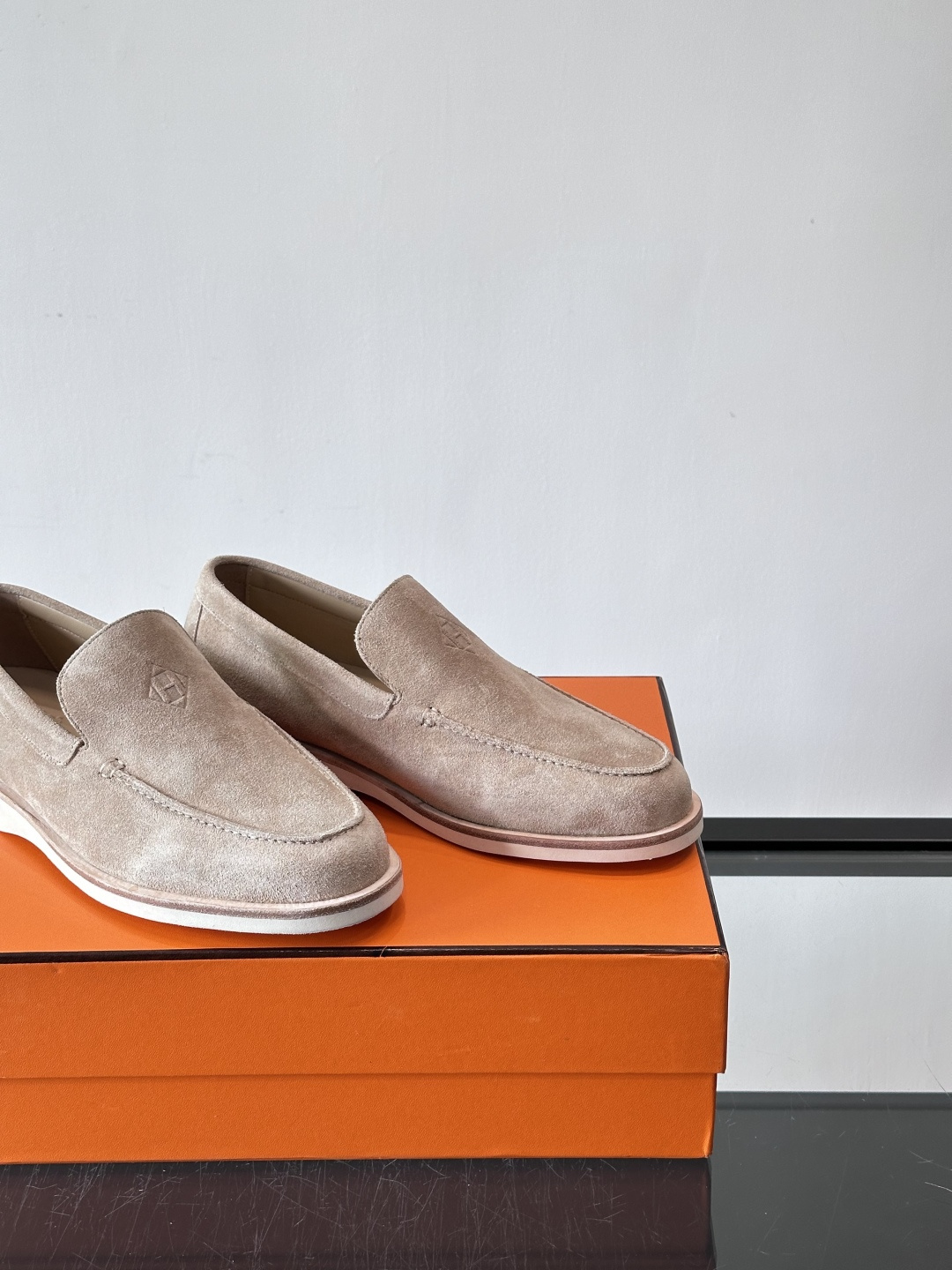 H爱马仕男士麂皮乐福鞋，采用柔软牛反绒，质感细腻，穿着超舒适。经典一脚蹬设计，搭配白色橡胶鞋底，简约又高