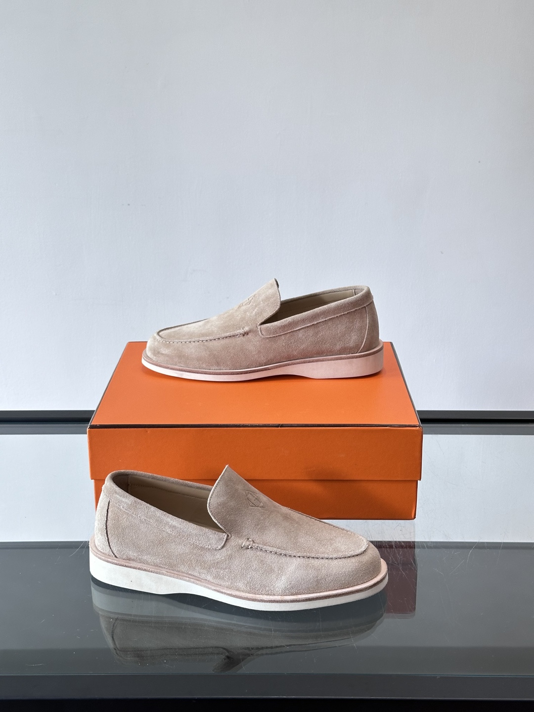 H爱马仕男士麂皮乐福鞋，采用柔软牛反绒，质感细腻，穿着超舒适。经典一脚蹬设计，搭配白色橡胶鞋底，简约又高