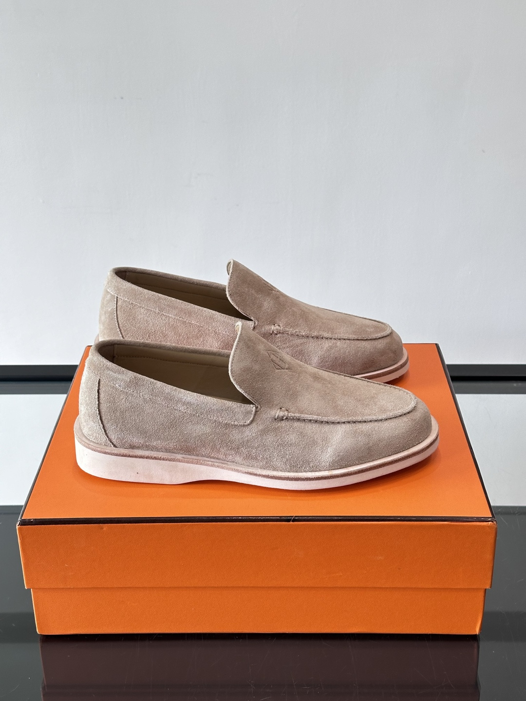 H爱马仕男士麂皮乐福鞋，采用柔软牛反绒，质感细腻，穿着超舒适。经典一脚蹬设计，搭配白色橡胶鞋底，简约又高