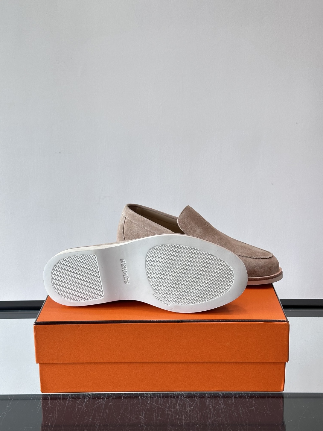 H爱马仕男士麂皮乐福鞋，采用柔软牛反绒，质感细腻，穿着超舒适。经典一脚蹬设计，搭配白色橡胶鞋底，简约又高