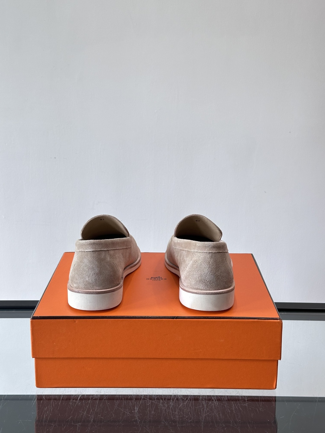 H爱马仕男士麂皮乐福鞋，采用柔软牛反绒，质感细腻，穿着超舒适。经典一脚蹬设计，搭配白色橡胶鞋底，简约又高