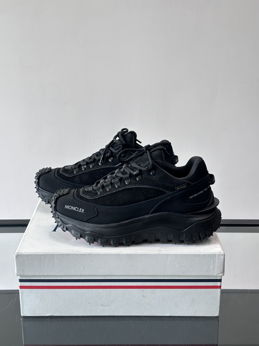Moncler黑色户外运动鞋，采用Cordura防撕裂尼龙+Gore-tex防水材质，耐磨又防水，超适合