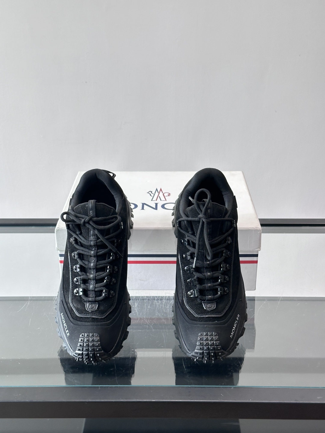 Moncler黑色户外运动鞋，采用Cordura防撕裂尼龙+Gore-tex防水材质，耐磨又防水，超适合