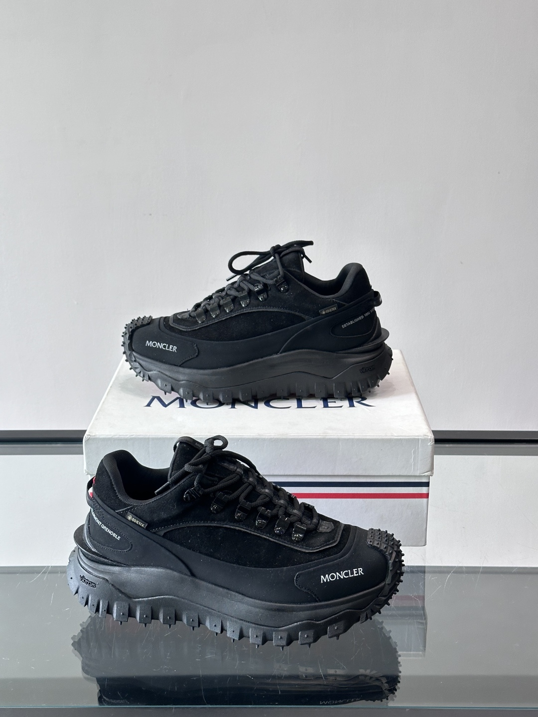 Moncler黑色户外运动鞋，采用Cordura防撕裂尼龙+Gore-tex防水材质，耐磨又防水，超适合