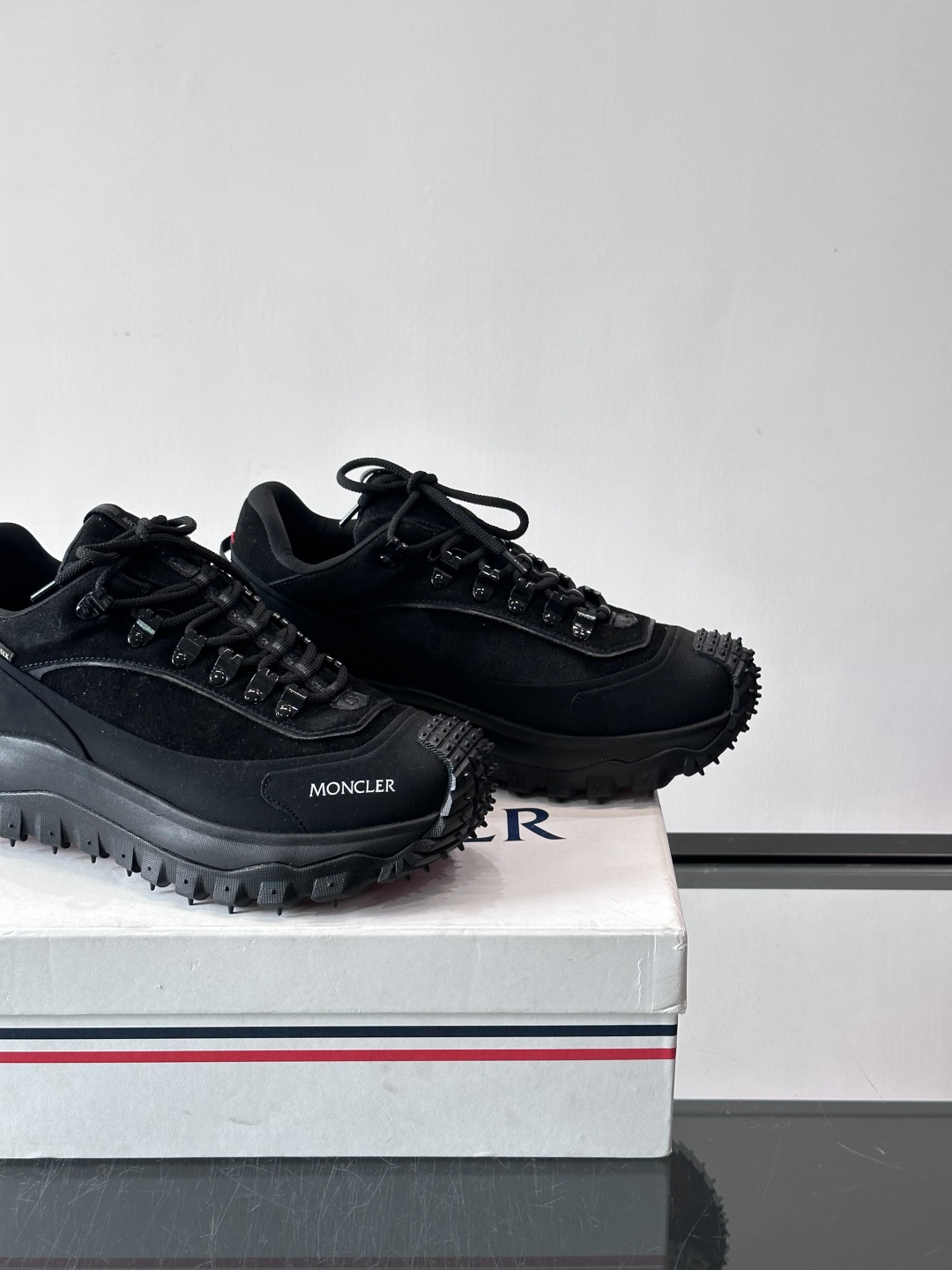 Moncler黑色户外运动鞋，采用Cordura防撕裂尼龙+Gore-tex防水材质，耐磨又防水，超适合