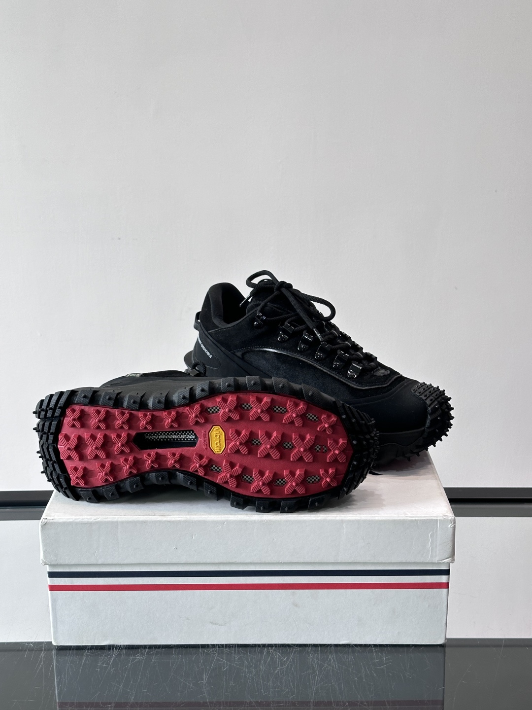 Moncler黑色户外运动鞋，采用Cordura防撕裂尼龙+Gore-tex防水材质，耐磨又防水，超适合