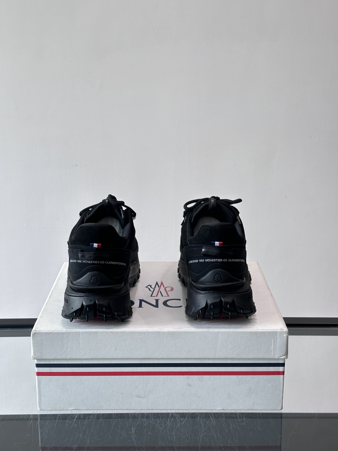 Moncler黑色户外运动鞋，采用Cordura防撕裂尼龙+Gore-tex防水材质，耐磨又防水，超适合