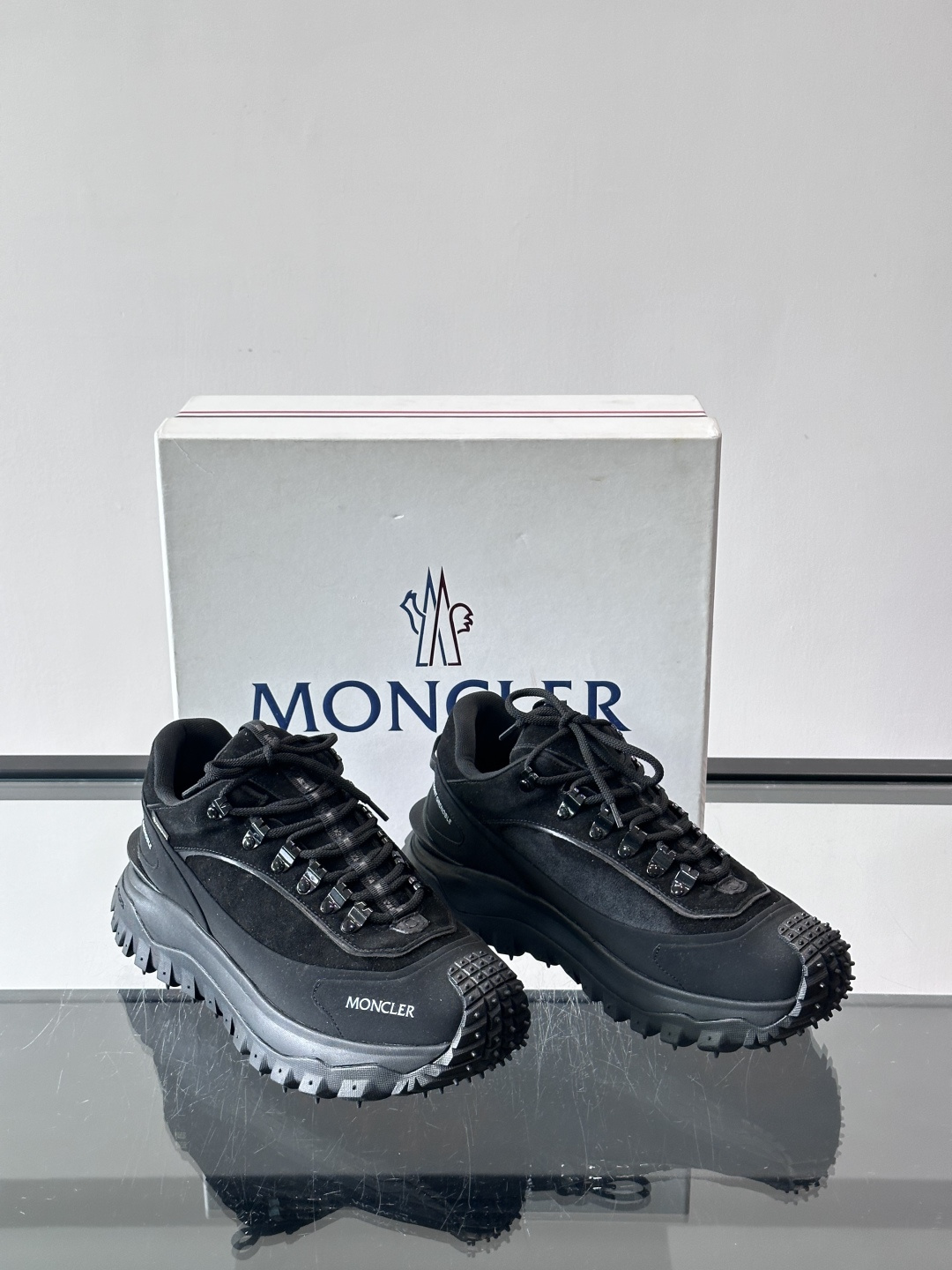 Moncler黑色户外运动鞋，采用Cordura防撕裂尼龙+Gore-tex防水材质，耐磨又防水，超适合