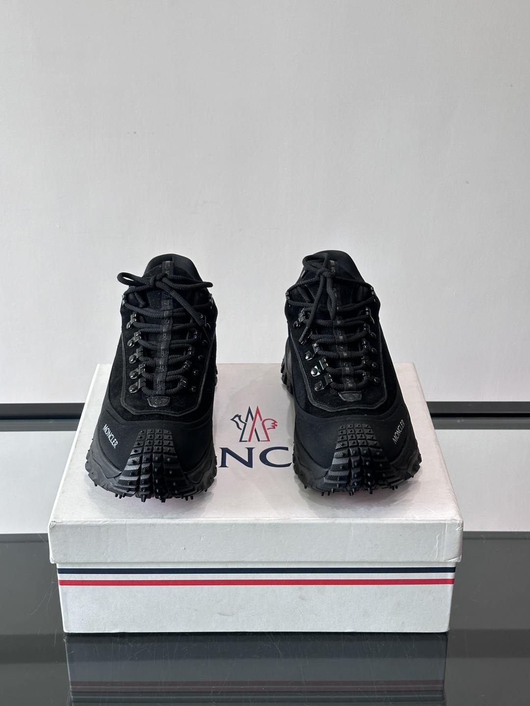 Moncler黑色户外运动鞋，采用Cordura防撕裂尼龙+Gore-tex防水材质，耐磨又防水，超适合