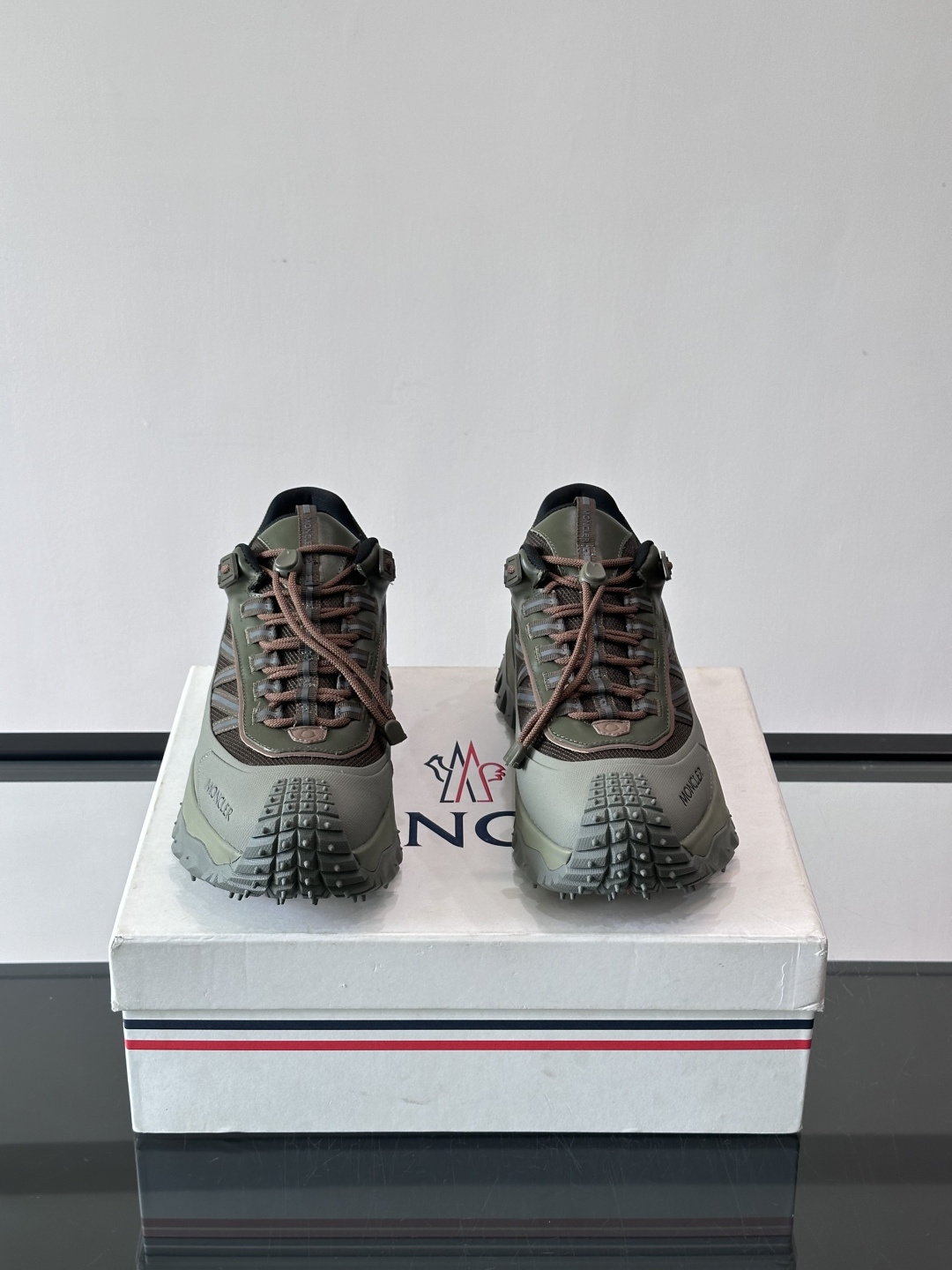 Moncler TrailgriP GTX户外鞋，专为户外运动设计，兼具时尚与功能。鞋面采用Cordur