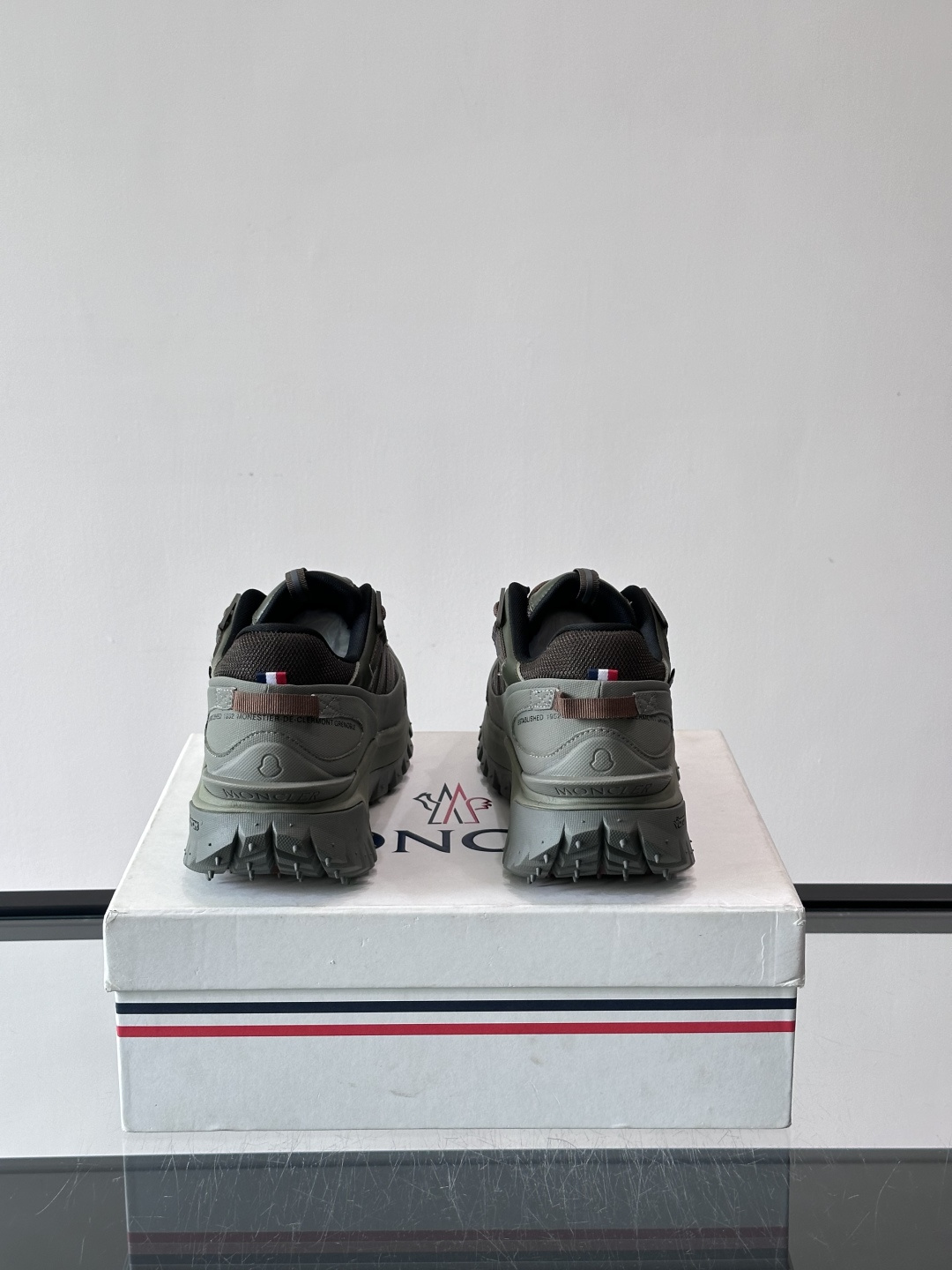 Moncler TrailgriP GTX户外鞋，专为户外运动设计，兼具时尚与功能。鞋面采用Cordur