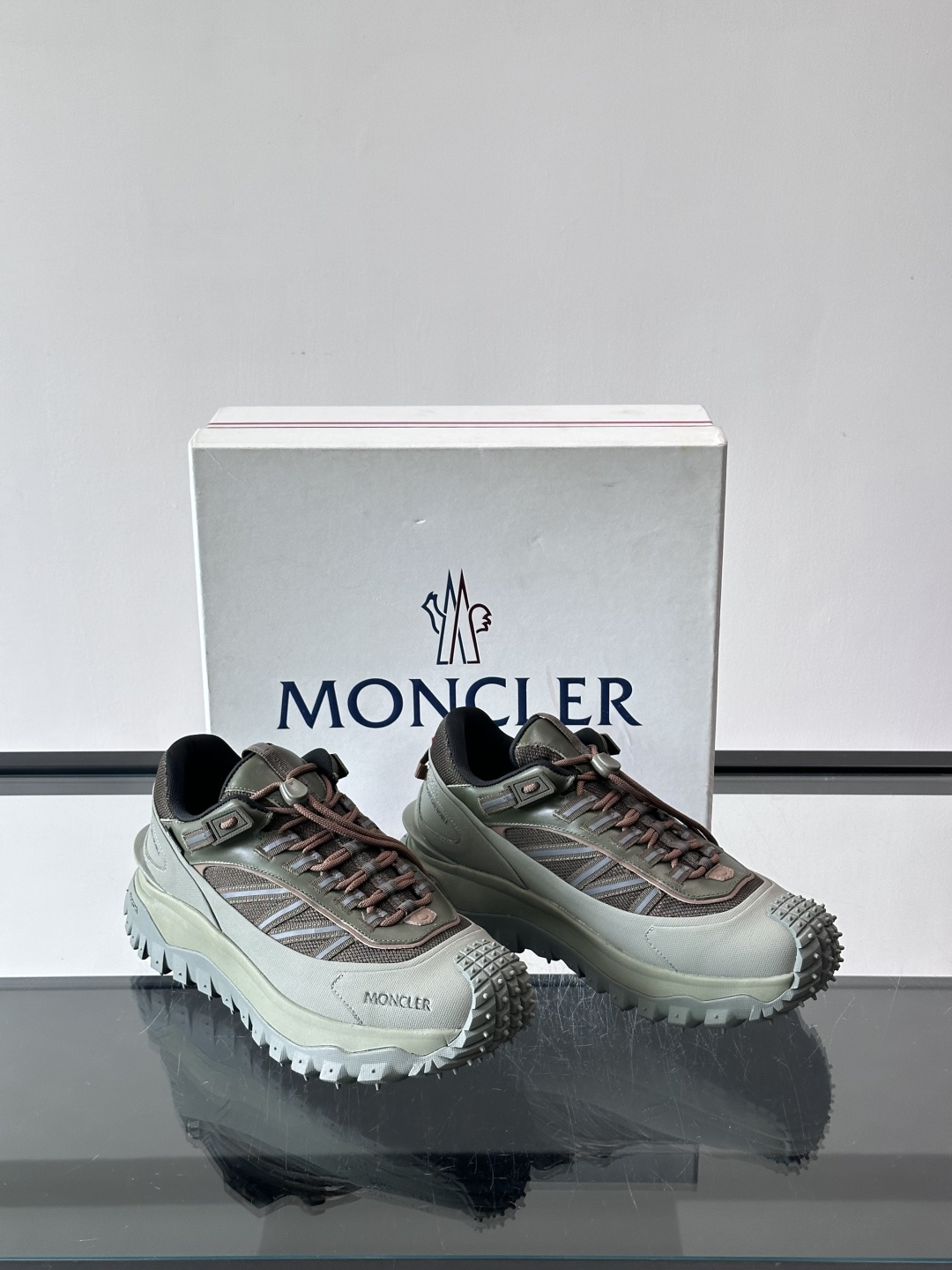 Moncler TrailgriP GTX户外鞋，专为户外运动设计，兼具时尚与功能。鞋面采用Cordur