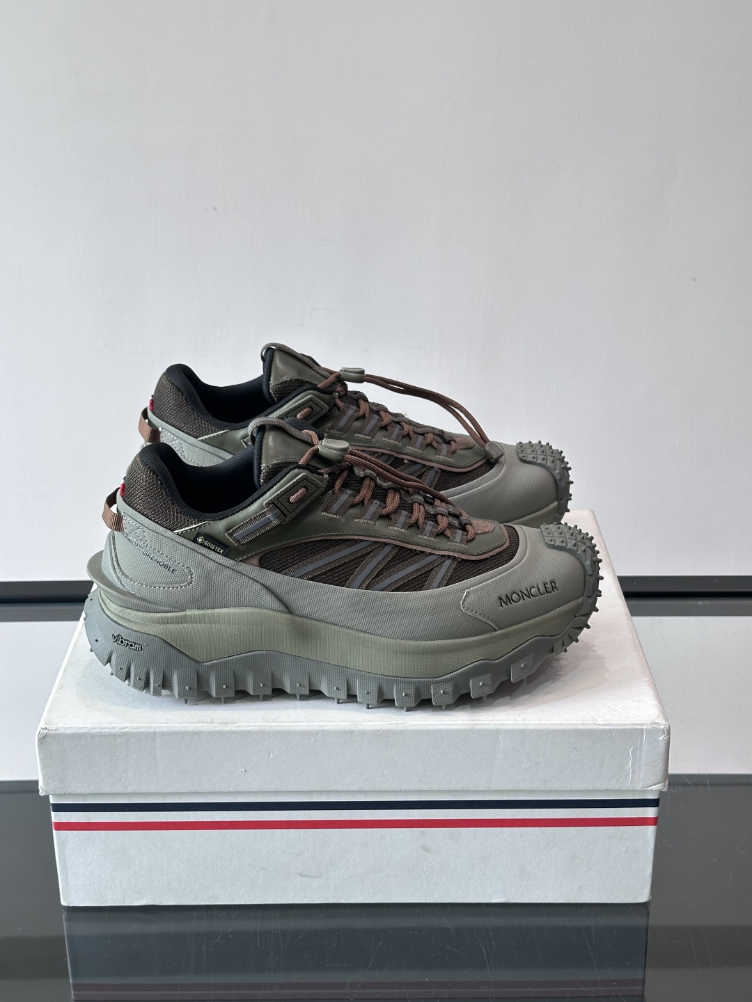 Moncler TrailgriP GTX户外鞋，专为户外运动设计，兼具时尚与功能。鞋面采用Cordur