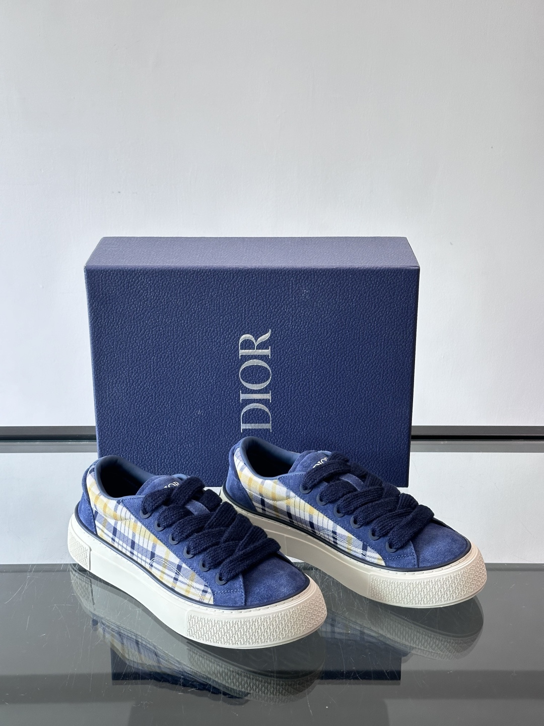 Dio～r 🆕这款 B33 运动鞋全新演绎经典的网球鞋，时尚廓形突显厚重质感。采用牛皮革精心制作，饰以 