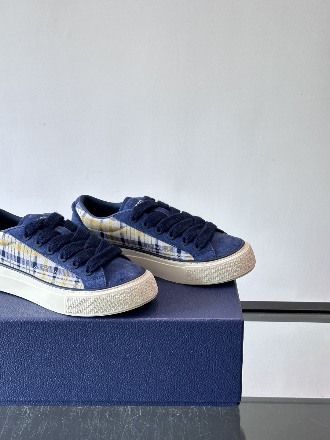 Dio～r 🆕这款 B33 运动鞋全新演绎经典的网球鞋，时尚廓形突显厚重质感。采用牛皮革精心制作，饰以 