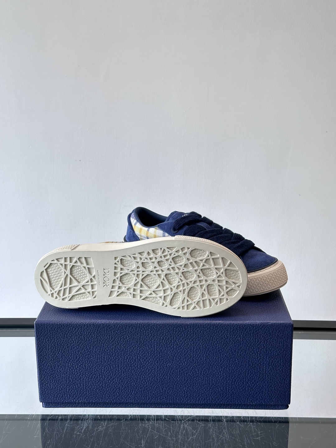 Dio～r 🆕这款 B33 运动鞋全新演绎经典的网球鞋，时尚廓形突显厚重质感。采用牛皮革精心制作，饰以 