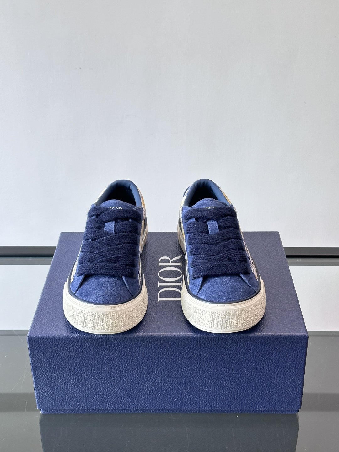 Dio～r 🆕这款 B33 运动鞋全新演绎经典的网球鞋，时尚廓形突显厚重质感。采用牛皮革精心制作，饰以 