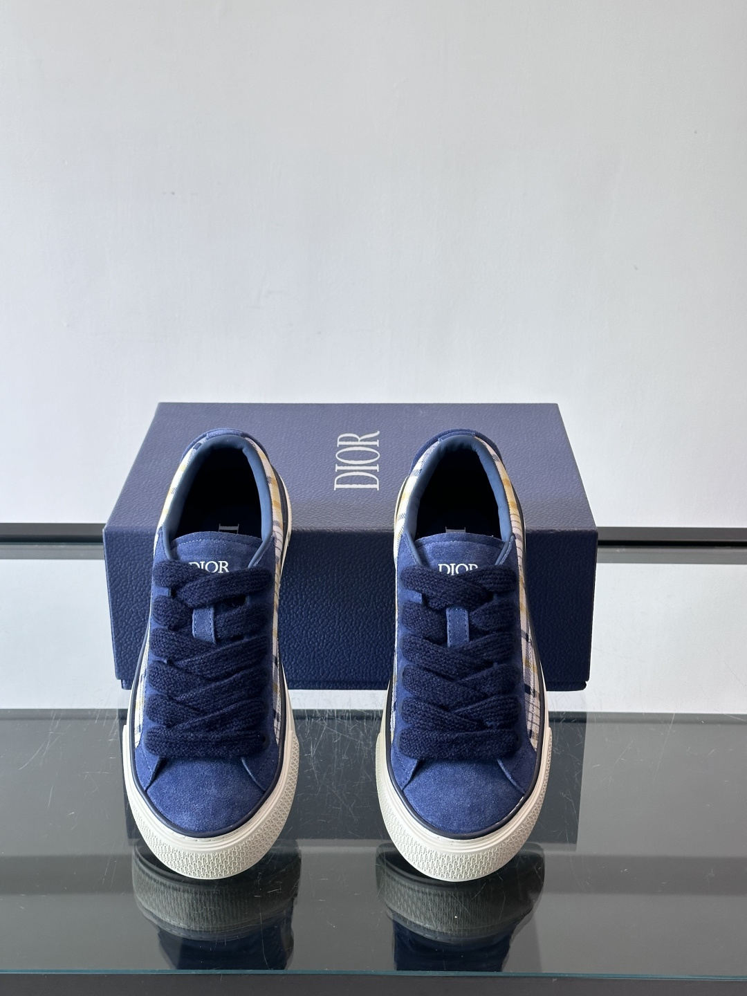 Dio～r 🆕这款 B33 运动鞋全新演绎经典的网球鞋，时尚廓形突显厚重质感。采用牛皮革精心制作，饰以 