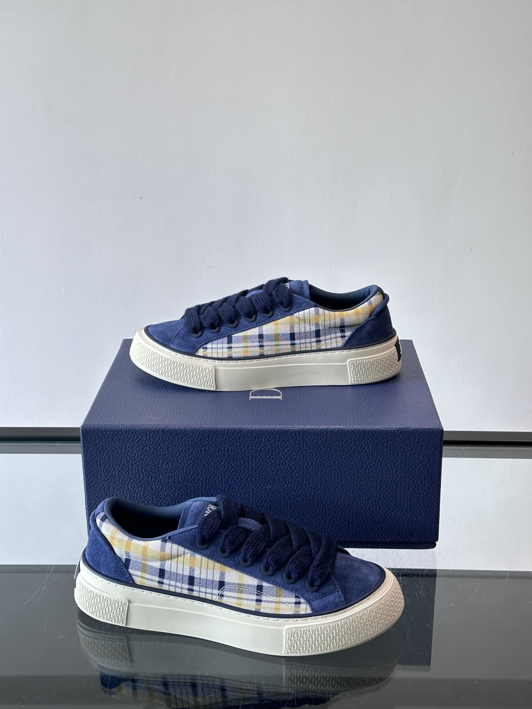 Dio～r 🆕这款 B33 运动鞋全新演绎经典的网球鞋，时尚廓形突显厚重质感。采用牛皮革精心制作，饰以 