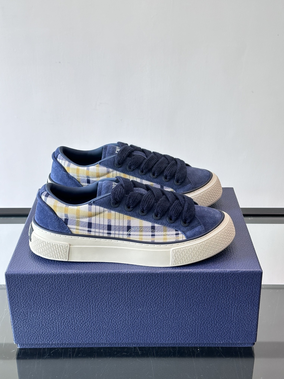 Dio～r 🆕这款 B33 运动鞋全新演绎经典的网球鞋，时尚廓形突显厚重质感。采用牛皮革精心制作，饰以 