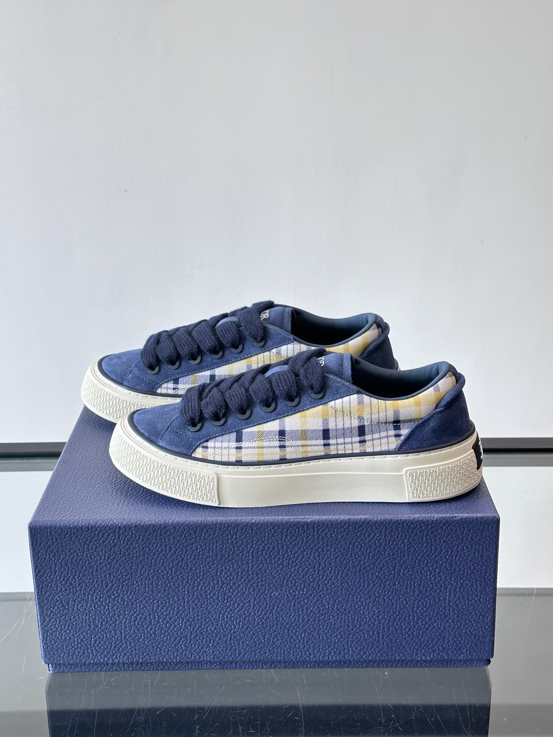 Dio～r 🆕这款 B33 运动鞋全新演绎经典的网球鞋，时尚廓形突显厚重质感。采用牛皮革精心制作，饰以 