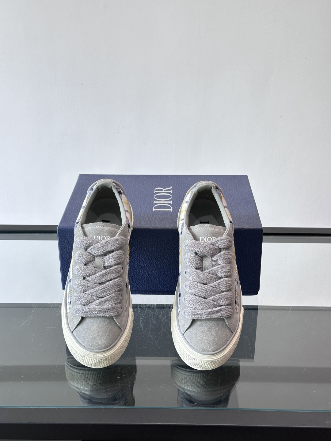 Dio～r 🆕这款 B33 运动鞋全新演绎经典的网球鞋，时尚廓形突显厚重质感。采用牛皮革精心制作，饰以 