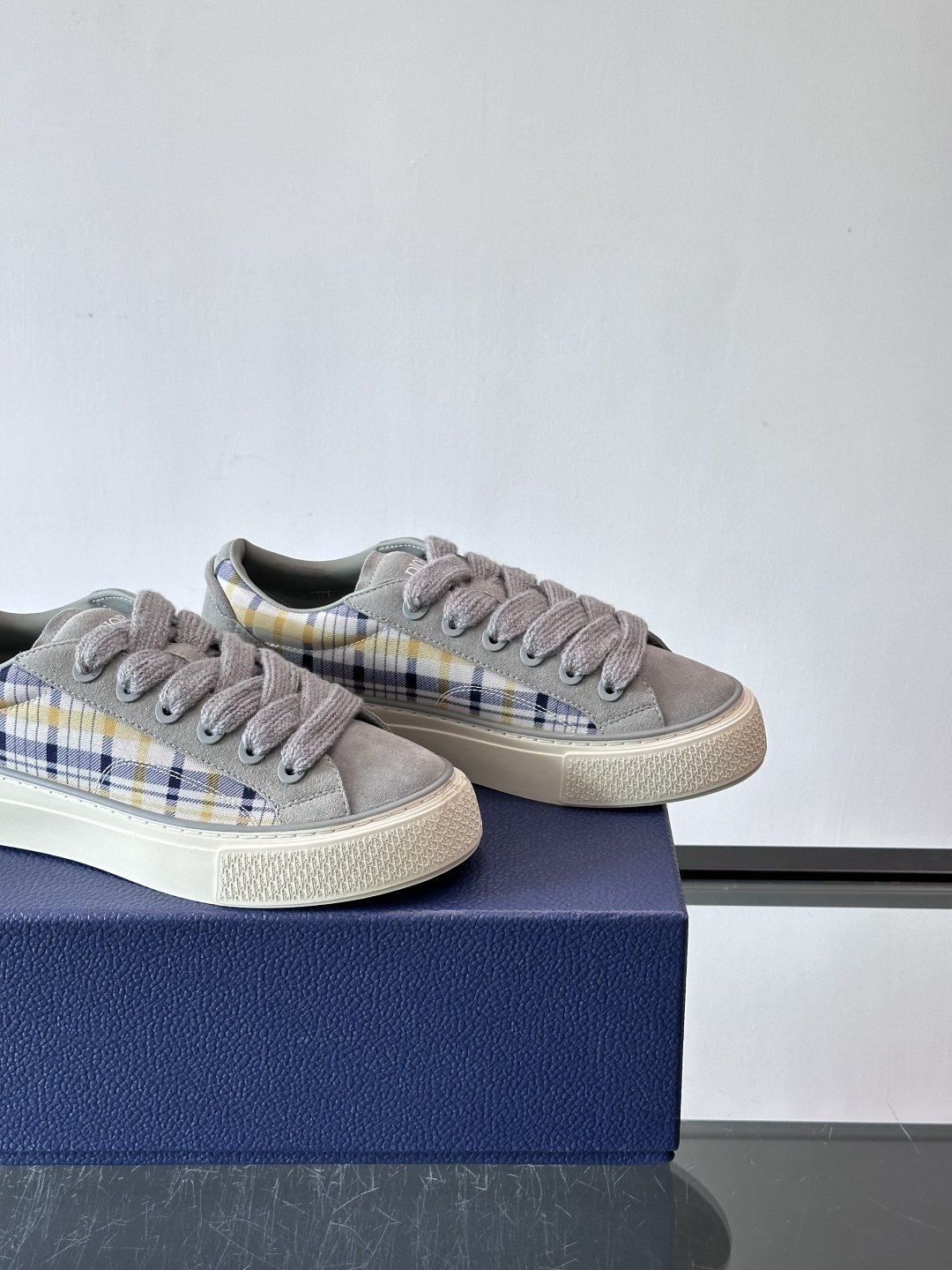 Dio～r 🆕这款 B33 运动鞋全新演绎经典的网球鞋，时尚廓形突显厚重质感。采用牛皮革精心制作，饰以 