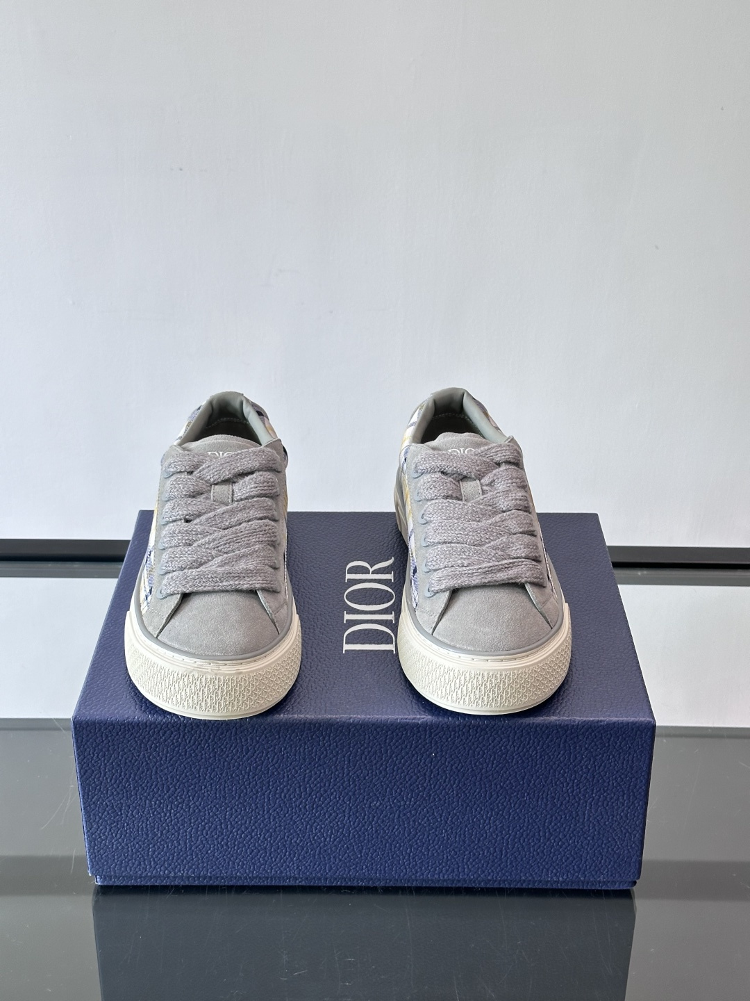 Dio～r 🆕这款 B33 运动鞋全新演绎经典的网球鞋，时尚廓形突显厚重质感。采用牛皮革精心制作，饰以 