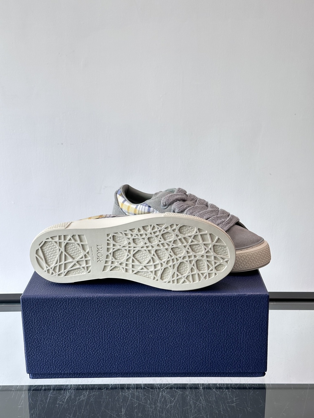 Dio～r 🆕这款 B33 运动鞋全新演绎经典的网球鞋，时尚廓形突显厚重质感。采用牛皮革精心制作，饰以 