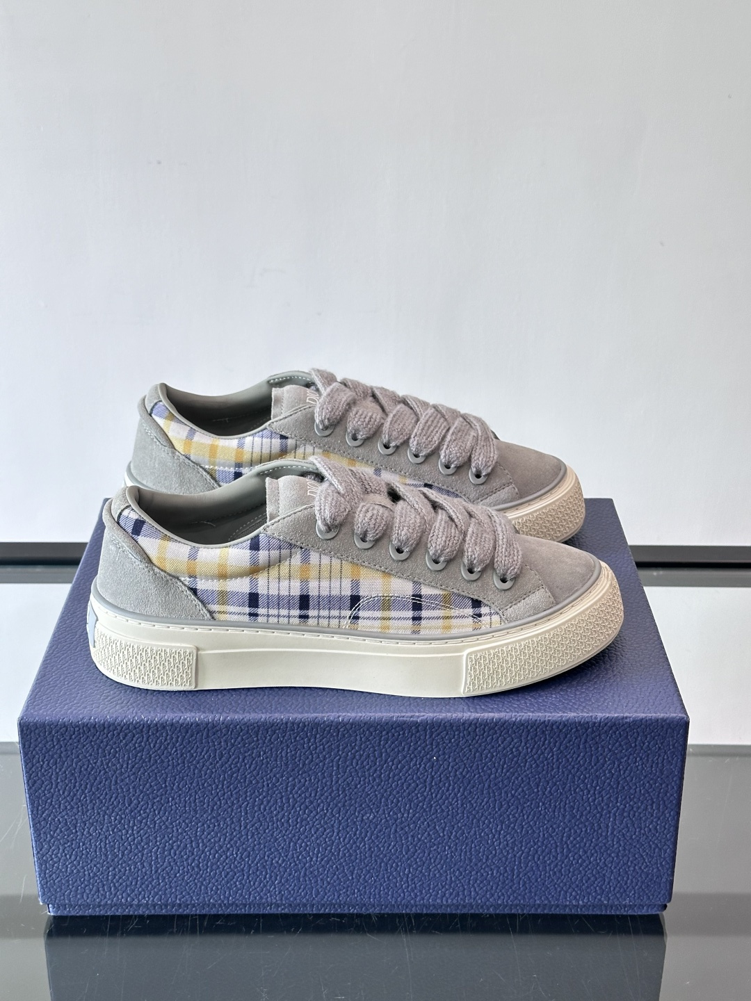 Dio～r 🆕这款 B33 运动鞋全新演绎经典的网球鞋，时尚廓形突显厚重质感。采用牛皮革精心制作，饰以 