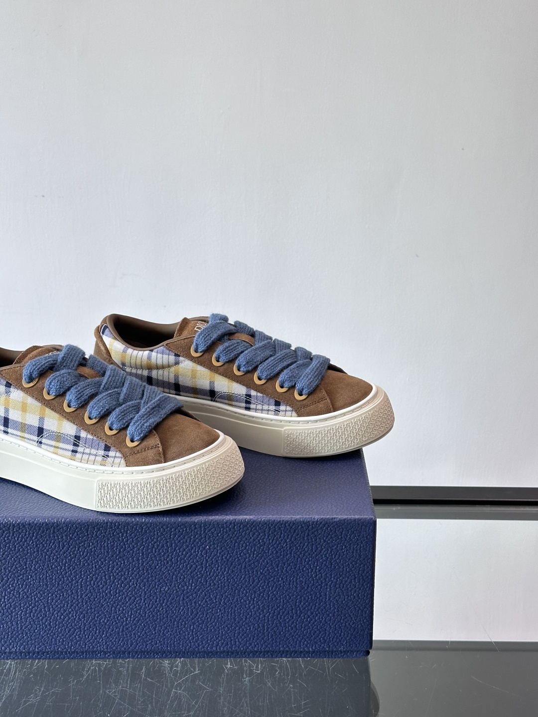 Dio～r 🆕这款 B33 运动鞋全新演绎经典的网球鞋，时尚廓形突显厚重质感。采用牛皮革精心制作，饰以 