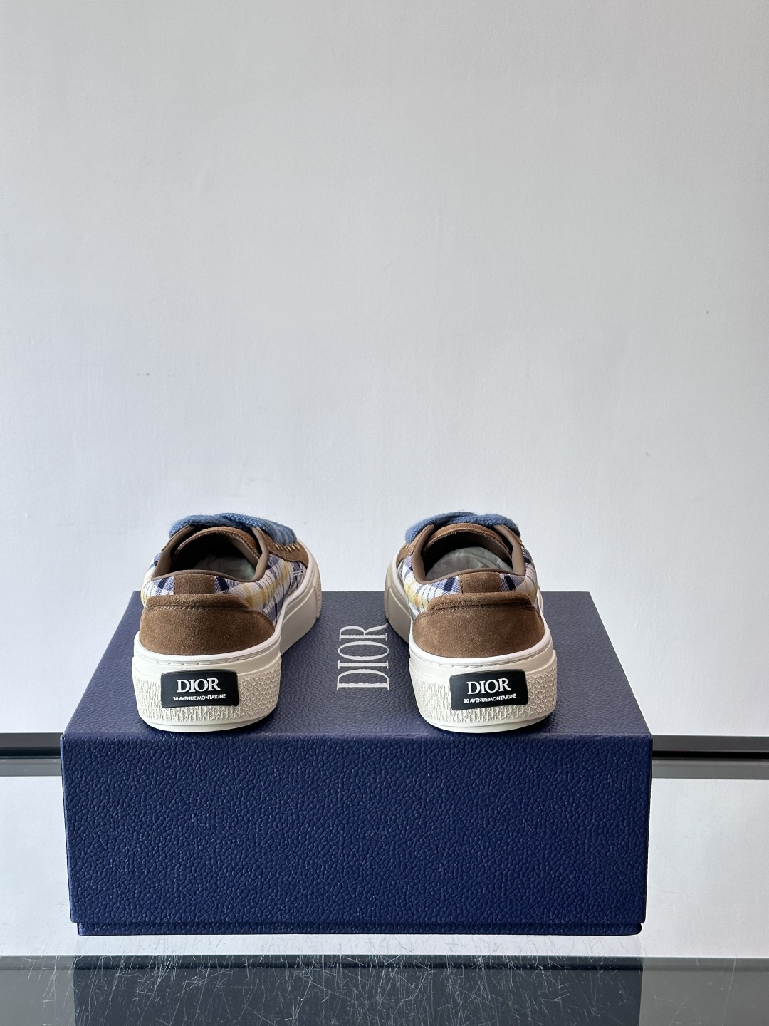 Dio～r 🆕这款 B33 运动鞋全新演绎经典的网球鞋，时尚廓形突显厚重质感。采用牛皮革精心制作，饰以 