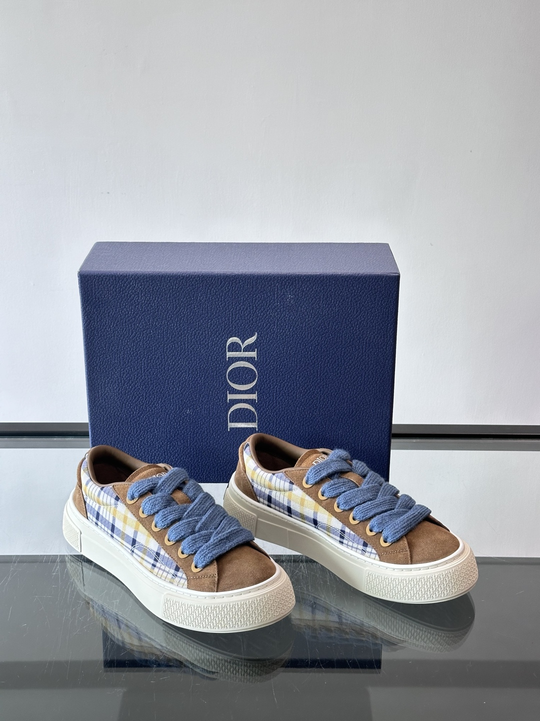 Dio～r 🆕这款 B33 运动鞋全新演绎经典的网球鞋，时尚廓形突显厚重质感。采用牛皮革精心制作，饰以 