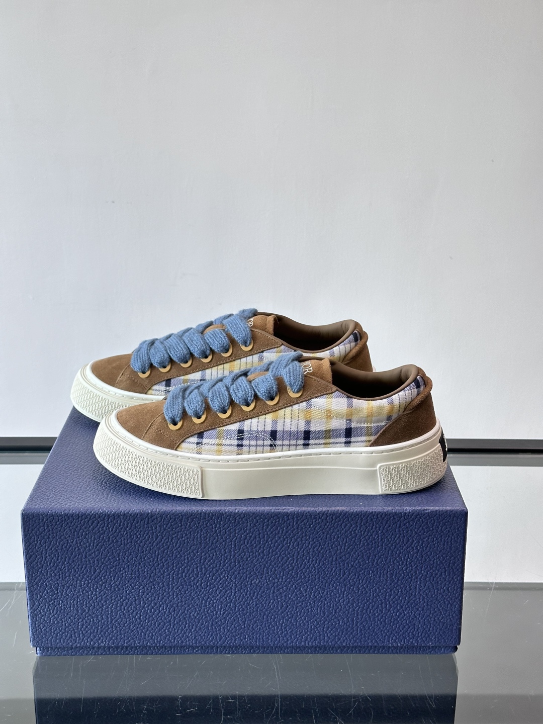 Dio～r 🆕这款 B33 运动鞋全新演绎经典的网球鞋，时尚廓形突显厚重质感。采用牛皮革精心制作，饰以 