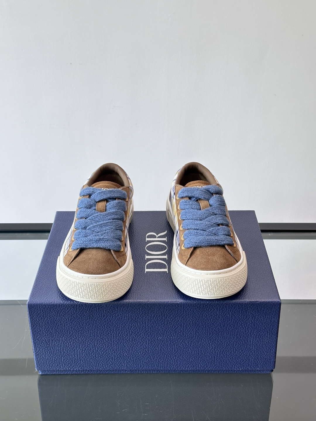 Dio～r 🆕这款 B33 运动鞋全新演绎经典的网球鞋，时尚廓形突显厚重质感。采用牛皮革精心制作，饰以 