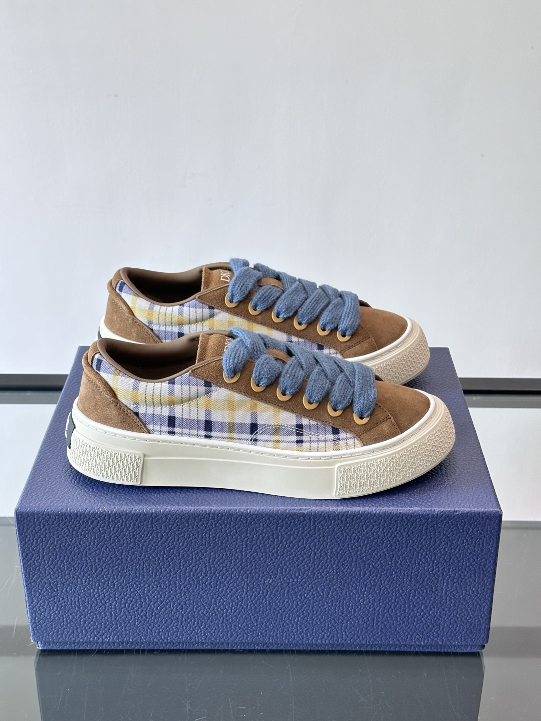 Dio～r 🆕这款 B33 运动鞋全新演绎经典的网球鞋，时尚廓形突显厚重质感。采用牛皮革精心制作，饰以 