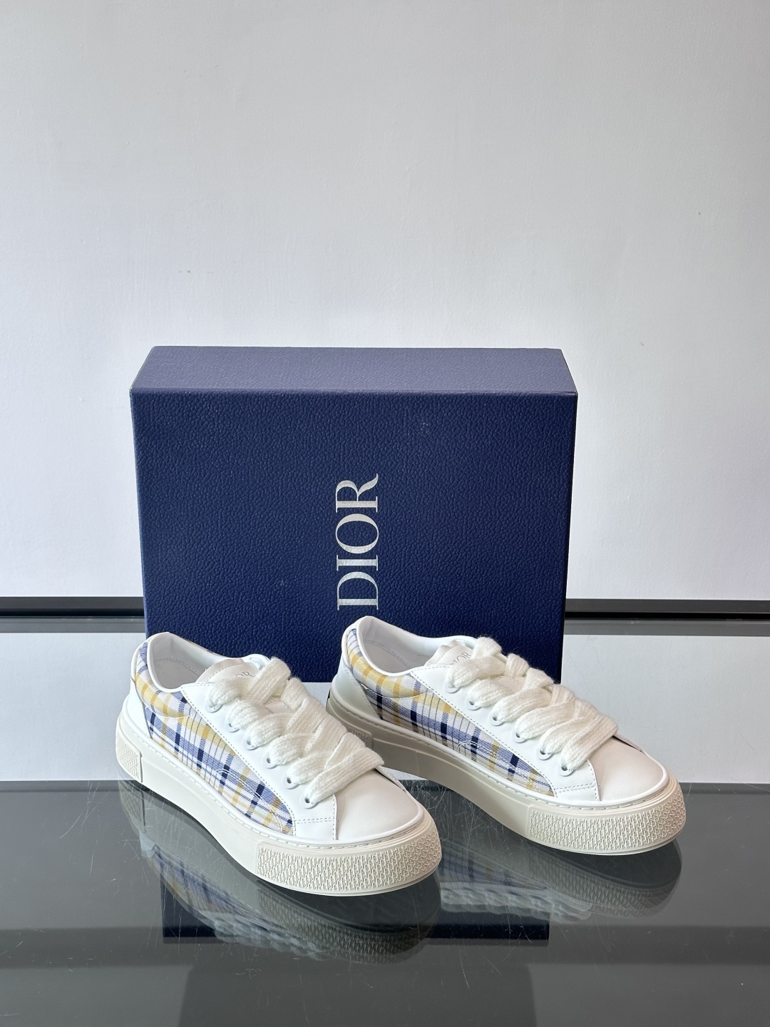 Dio～r 🆕这款 B33 运动鞋全新演绎经典的网球鞋，时尚廓形突显厚重质感。采用牛皮革精心制作，饰以 