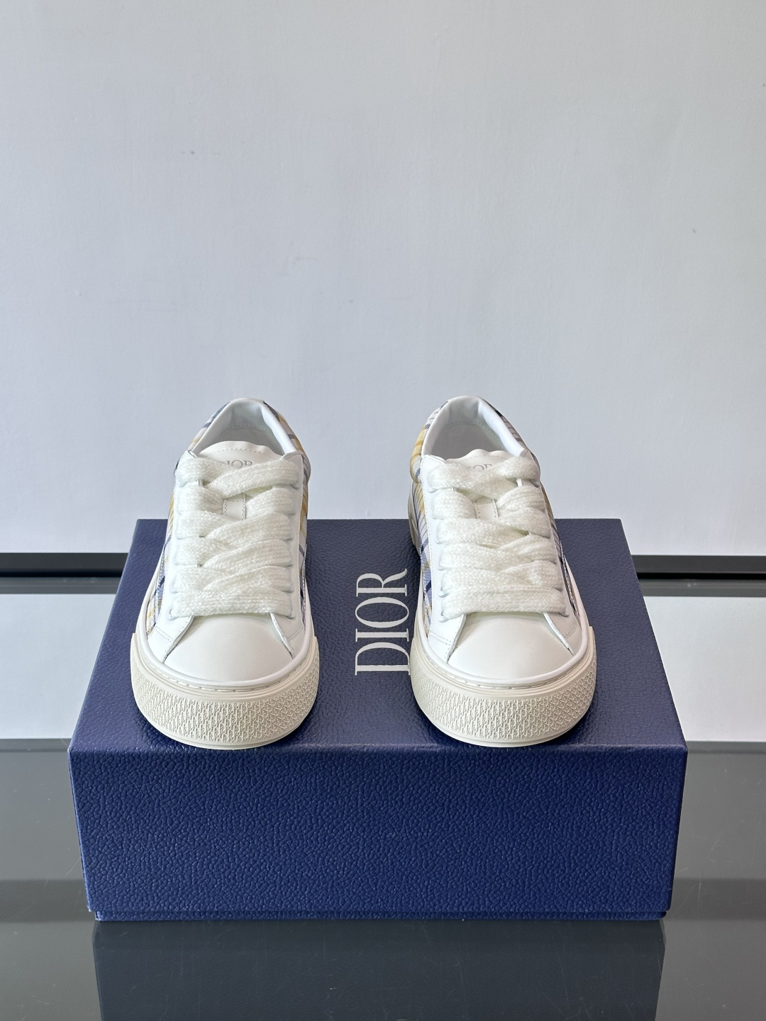 Dio～r 🆕这款 B33 运动鞋全新演绎经典的网球鞋，时尚廓形突显厚重质感。采用牛皮革精心制作，饰以 