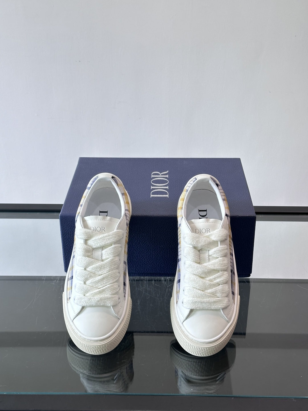 Dio～r 🆕这款 B33 运动鞋全新演绎经典的网球鞋，时尚廓形突显厚重质感。采用牛皮革精心制作，饰以 