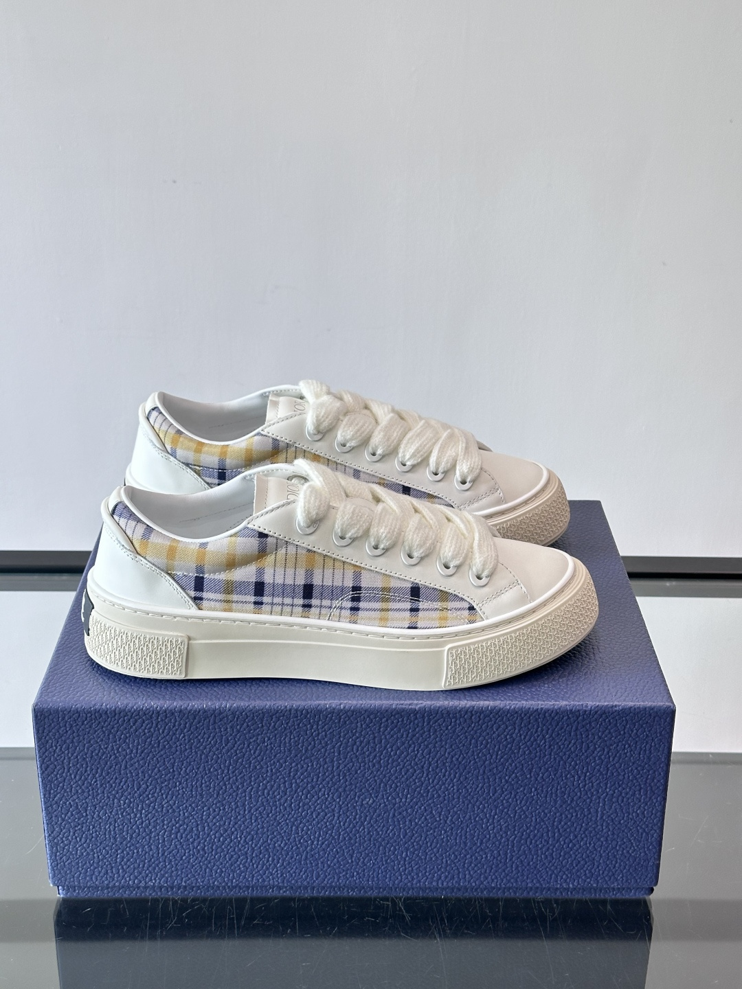 Dio～r 🆕这款 B33 运动鞋全新演绎经典的网球鞋，时尚廓形突显厚重质感。采用牛皮革精心制作，饰以 