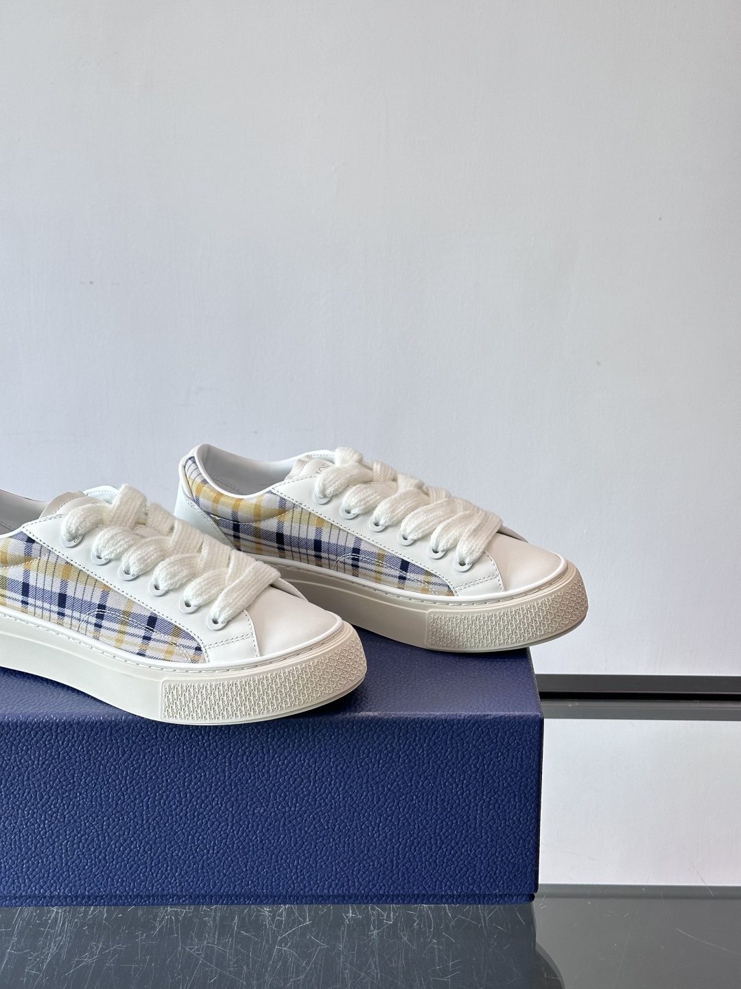 Dio～r 🆕这款 B33 运动鞋全新演绎经典的网球鞋，时尚廓形突显厚重质感。采用牛皮革精心制作，饰以 