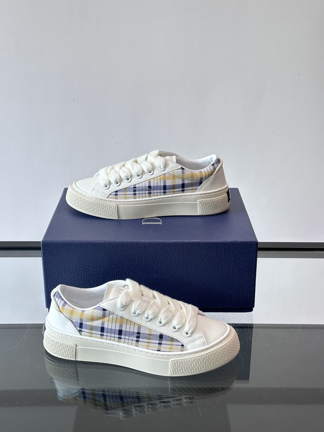 Dio～r 🆕这款 B33 运动鞋全新演绎经典的网球鞋，时尚廓形突显厚重质感。采用牛皮革精心制作，饰以 