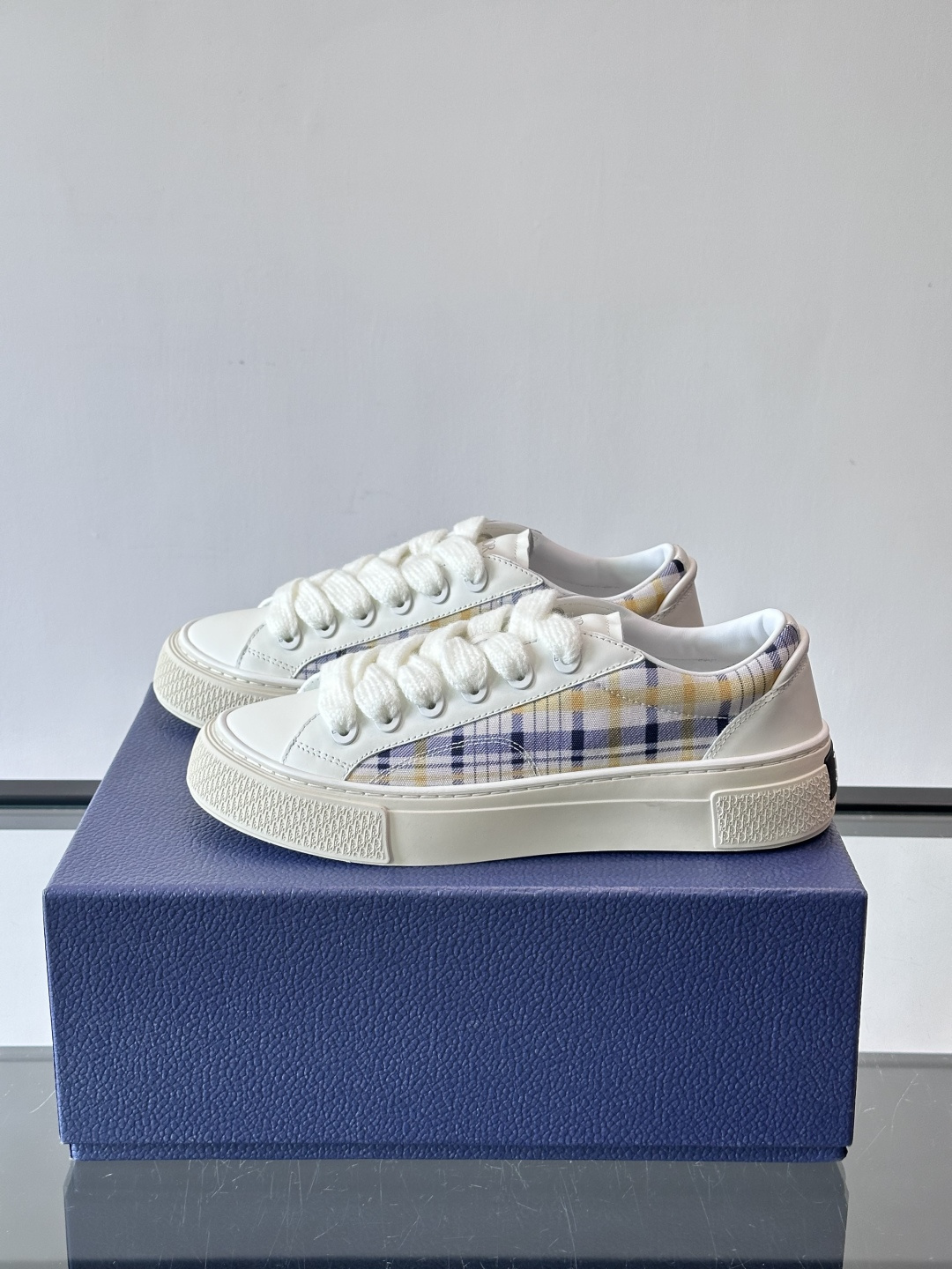 Dio～r 🆕这款 B33 运动鞋全新演绎经典的网球鞋，时尚廓形突显厚重质感。采用牛皮革精心制作，饰以 