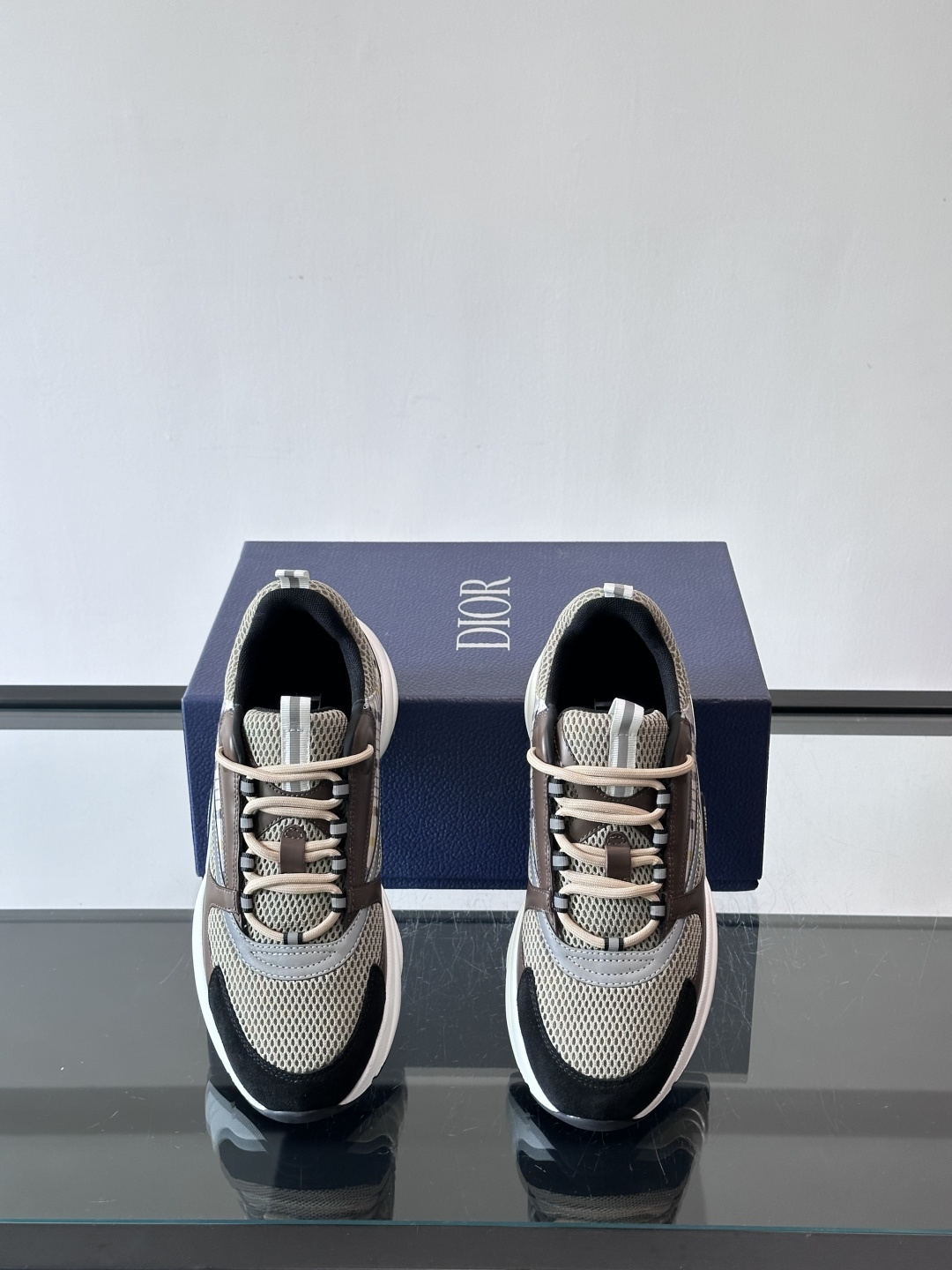 Dior B22复古慢跑鞋，灵感来自经典慢跑鞋，低帮厚底设计，牛皮革+网眼织物拼接，质感满分又透气。黑白